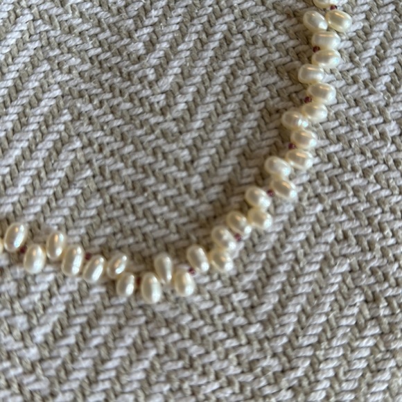 Beautiful fresh water pearl necklace and earrings. - Picture 2 of 4